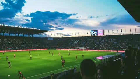 皇家馬德里对巴塞罗那：高票价引发争议，观众评价赛况不及港队比赛氛围